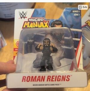 WWE Micro Maníax Roman Reigns Figure - Black and Gray